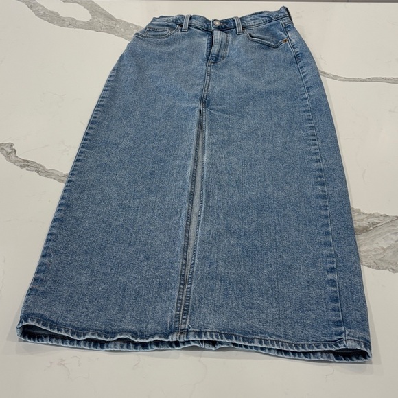 Universal Thread Dresses & Skirts - Universal Thread medium wash Blue‎ Denim Skirt women’s size 4 in great condition